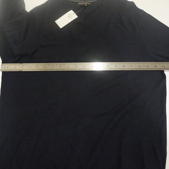 Banana Republlic Silk Linen V Neck Sweater - Picture 6 of 6